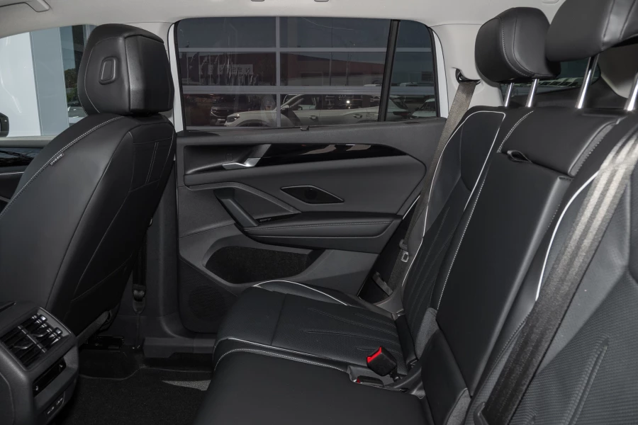 2026 Volkswagen Tayron R4 150TSI eHybrid Elegance SUV Image 9