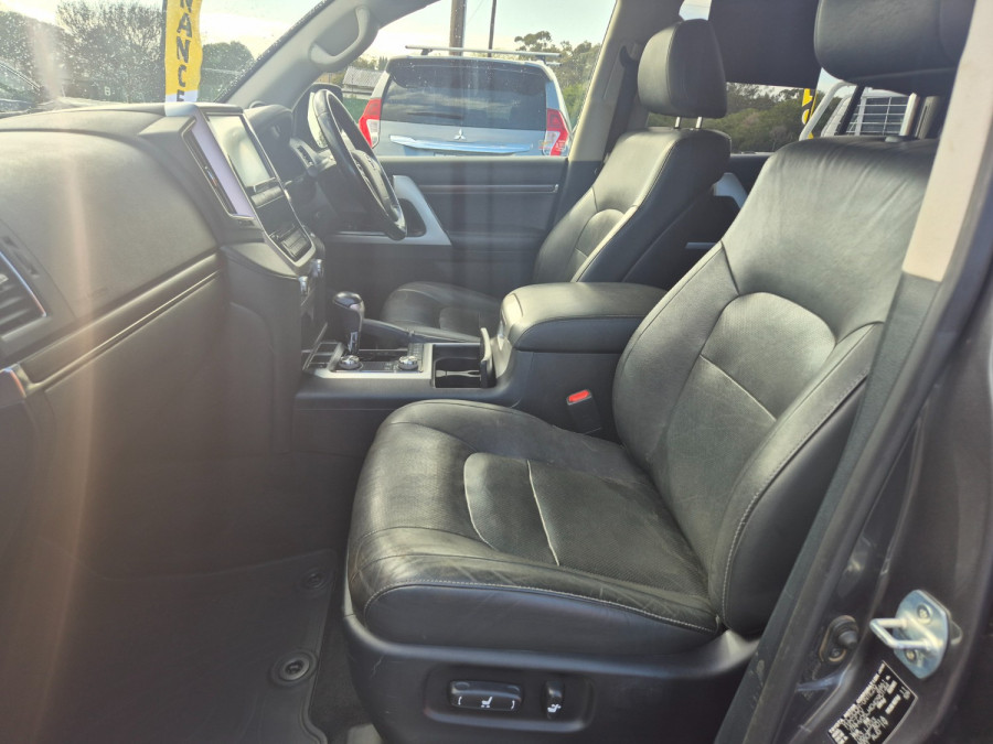 2019 Toyota LandCruiser VDJ200R VX SUV Image 31