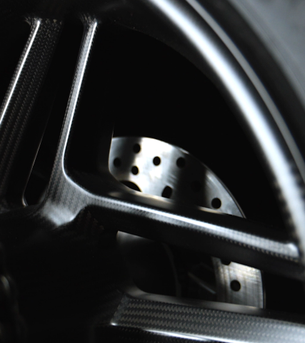 Carbon fibre rims, STM-EVO SBK dry clutch and homologated Akrapovic silencer Image