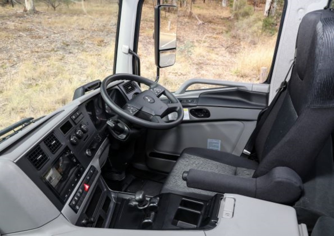 2023 Fuso FV74HT2VFAA Heavy Cab Chassis Image 3