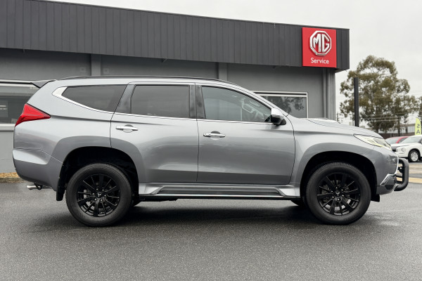 2019 Mitsubishi Pajero Sport QE Black Edition SUV Image 4