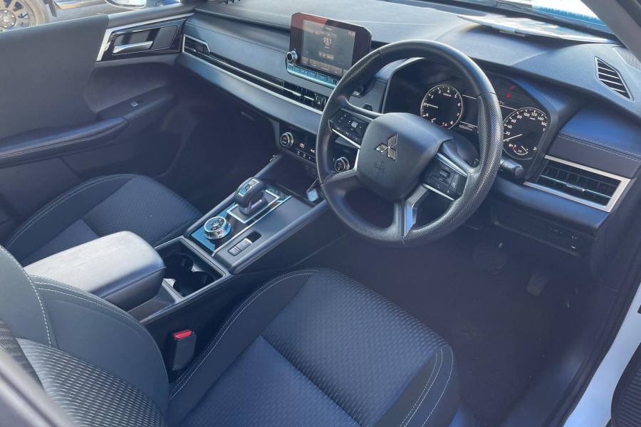 2024 Mitsubishi Outlander ZM ES SUV Image 8