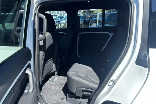 2026 Land Rover Defender L663 130 D350 X-Dynamic SE SUV Image 13