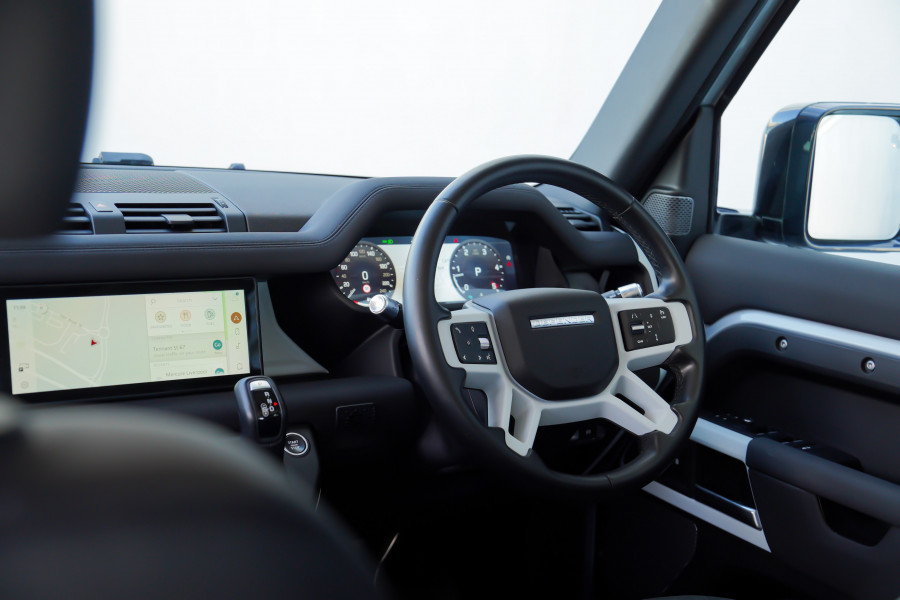 2020 Land Rover Defender L663 SE Wagon Image 34