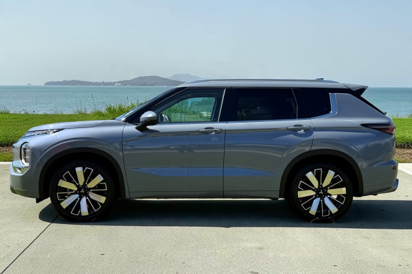 2025 Mitsubishi Outlander ZM Exceed SUV Image 4