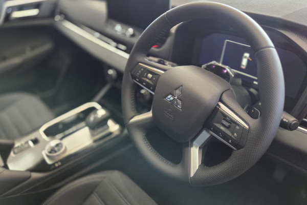 2025 Mitsubishi Outlander ZM LS SUV Image 11
