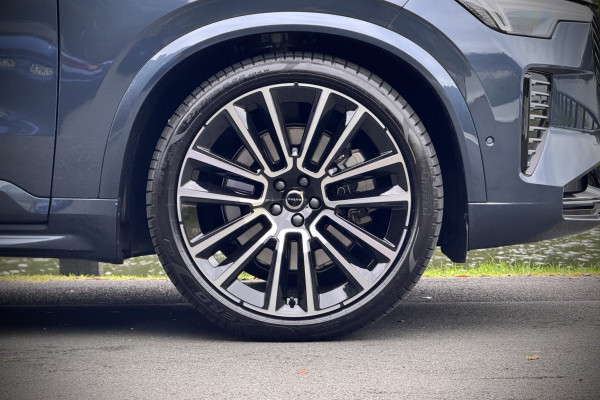 2026 Volvo XC90 L Series Ultra T8 Plug-in Hybrid Dark SUV Image 13