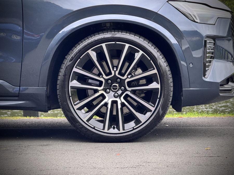 2026 Volvo XC90 L Series Ultra T8 Plug-in Hybrid Dark SUV Image 13