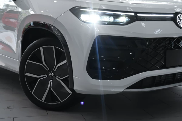 2025 MY26 Volkswagen Tayron R4 195TSI R-Line SUV Image 6