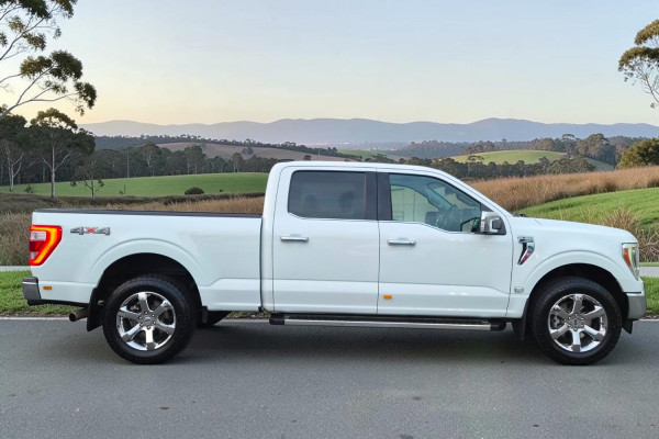 2023 Ford F-150  Lariat Dual Cab Image 8