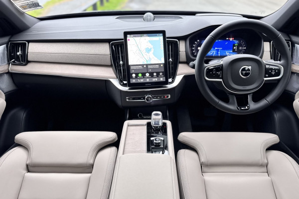 2026 Volvo XC90 L Series Ultra T8 Plug-in Hybrid Dark SUV Image 3