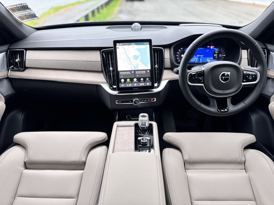 2026 Volvo XC90 L Series Ultra T8 Plug-in Hybrid Dark SUV Image 3