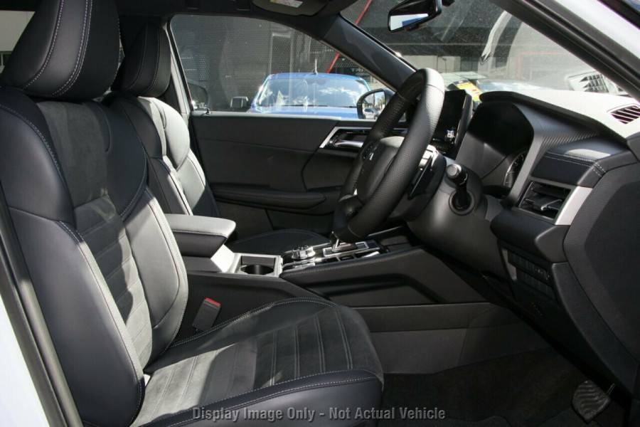 2024 Mitsubishi Outlander ZM Black Edition SUV Image 8