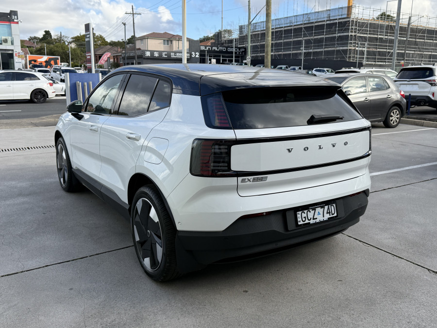 2026 Volvo EX30  Single Motor Extended Range Ultra SUV Image 6