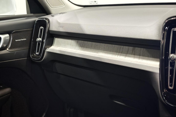 2025 MY26 Volvo XC40 XZ Ultra B4 Bright SUV Image 19