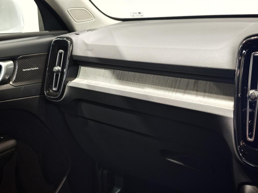 2025 MY26 Volvo XC40 XZ Ultra B4 Bright SUV Image 19