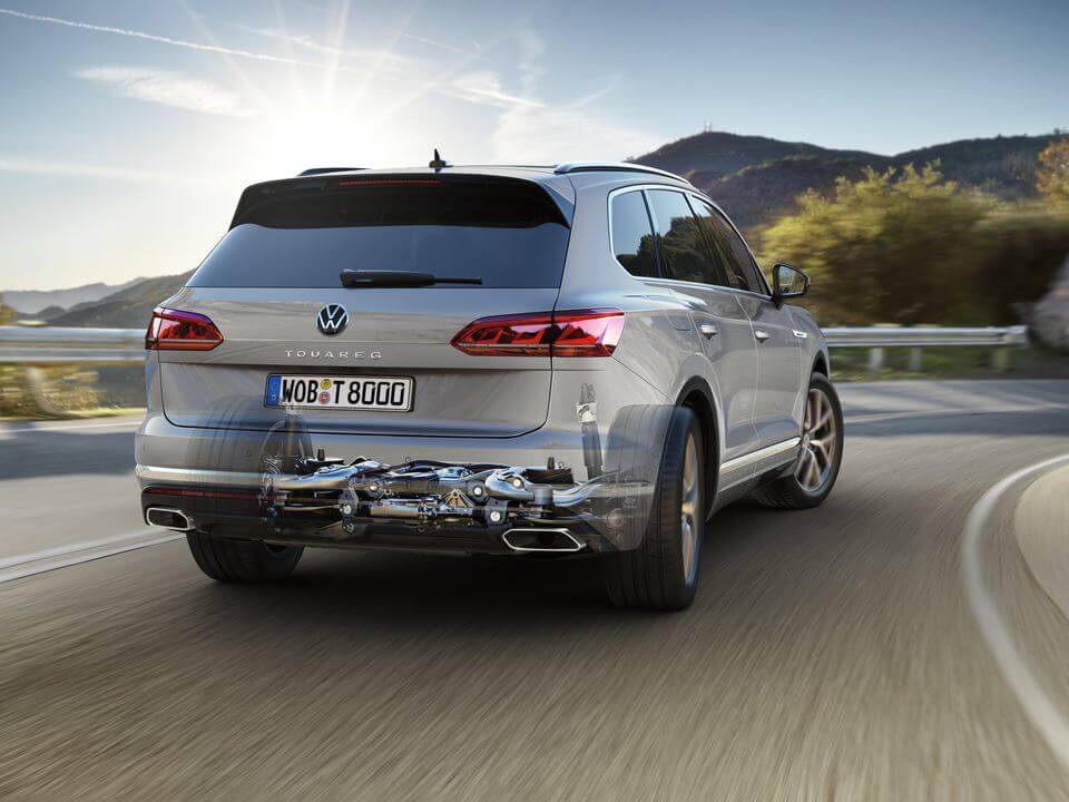 Total control on the road All-wheel steering Image