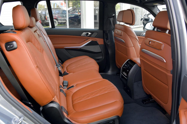 2025 BMW X7 G07 LCI xDrive40d M Sport SUV image 5