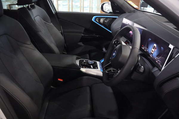 2025 BMW X3 G45 30e xDrive SUV image 13