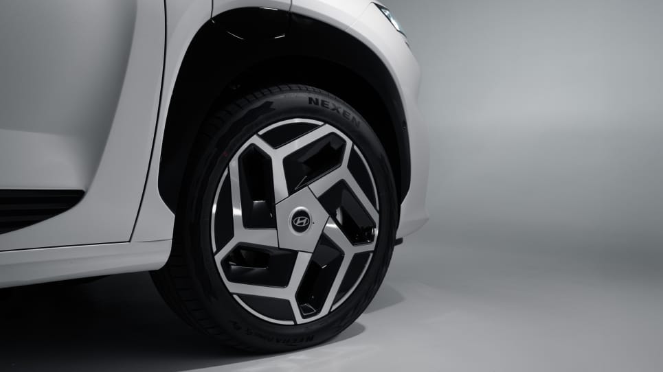 Aerodynamic 20” alloy wheels Image