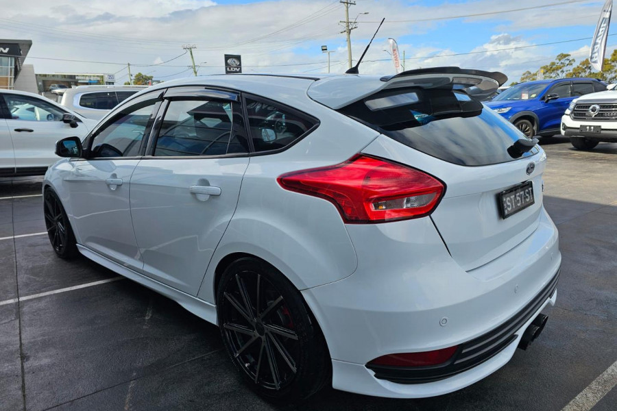 2017 Ford Focus LZ ST Hatch Image 7