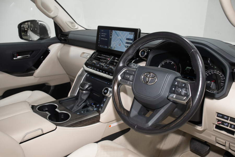 2023 Toyota LandCruiser Sahara SUV Image 19