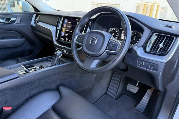 2020 MY21 Volvo XC60 UZ D4 Momentum SUV Image 10
