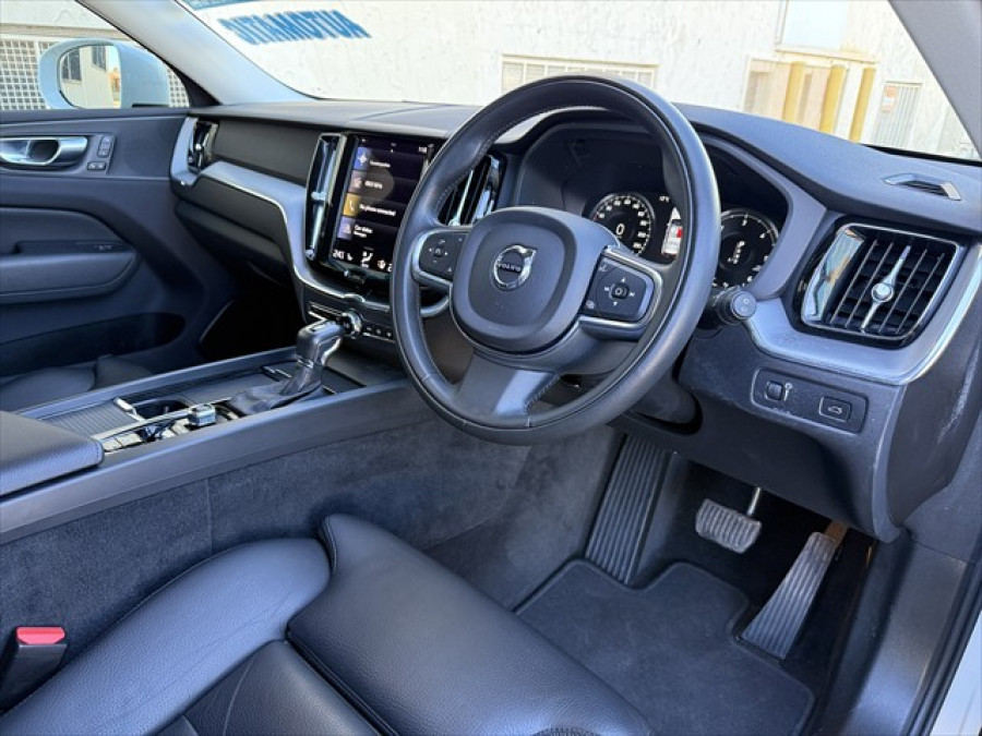 2020 MY21 Volvo XC60 UZ D4 Momentum SUV Image 10
