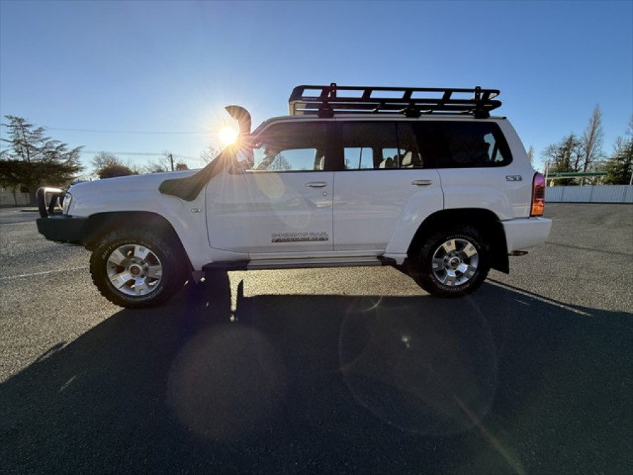 2012 Nissan Patrol Y61 ST SUV Image 6