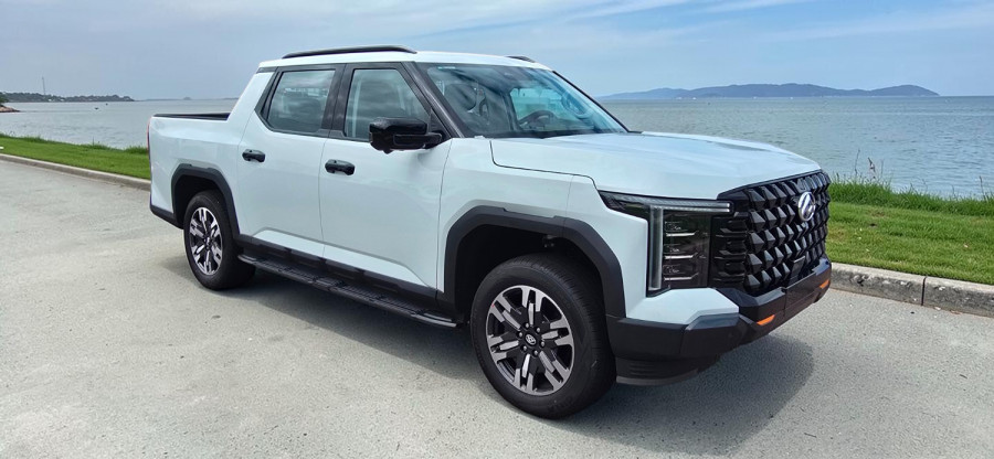 2025 LDV Terron 9 EKK1C Evolve Ute Image 1