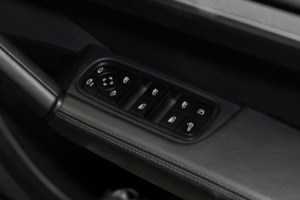 2024 Porsche Cayenne 9YB E-Hybrid SUV image 17