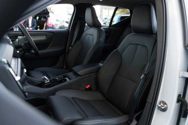 2025 MY26 Volvo XC40 XZ Ultra B4 Dark SUV Image 5