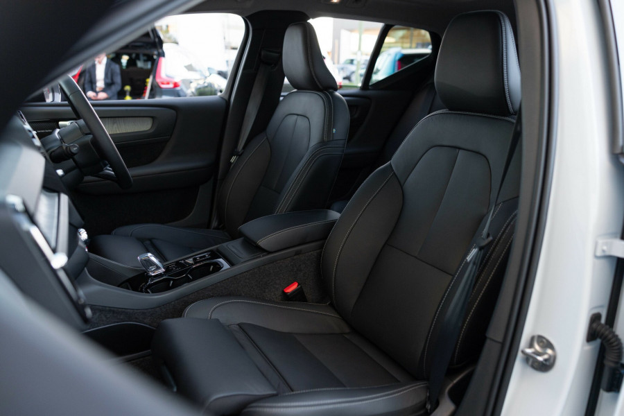 2025 MY26 Volvo XC40 XZ Ultra B4 Dark SUV Image 5
