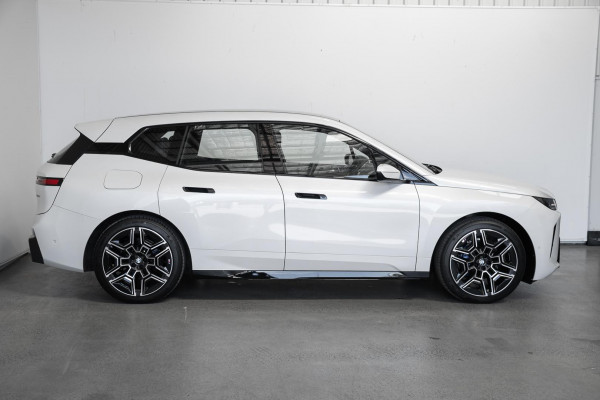 2026 MY25 BMW iX I20 xDrive45 M Sport SUV image 3