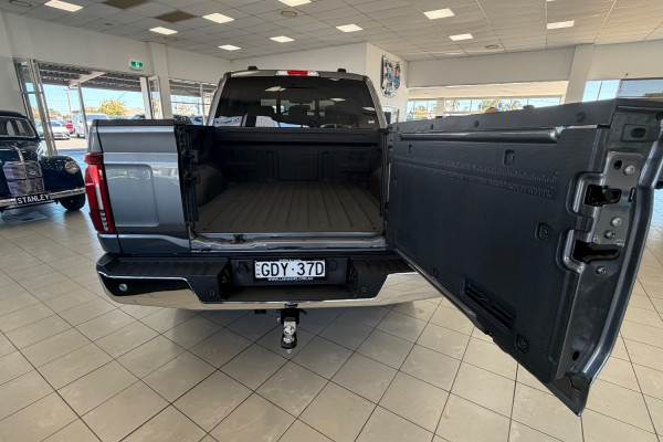 2024 Ford F-150  Lariat Dual Cab Image 13