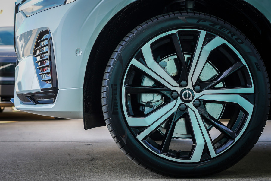 2025 Volvo XC60 Ultra T8 Plug-In Hybrid SUV Image 7