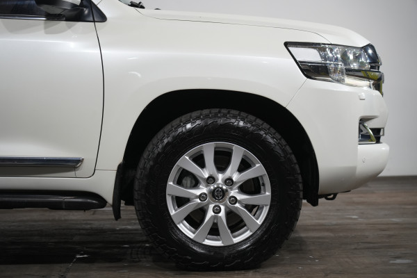 2018 Toyota LandCruiser Sahara SUV Image 5