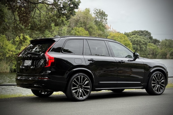 2026 Volvo XC90 L Series Ultra T8 Plug-in Hybrid Dark SUV Image 6