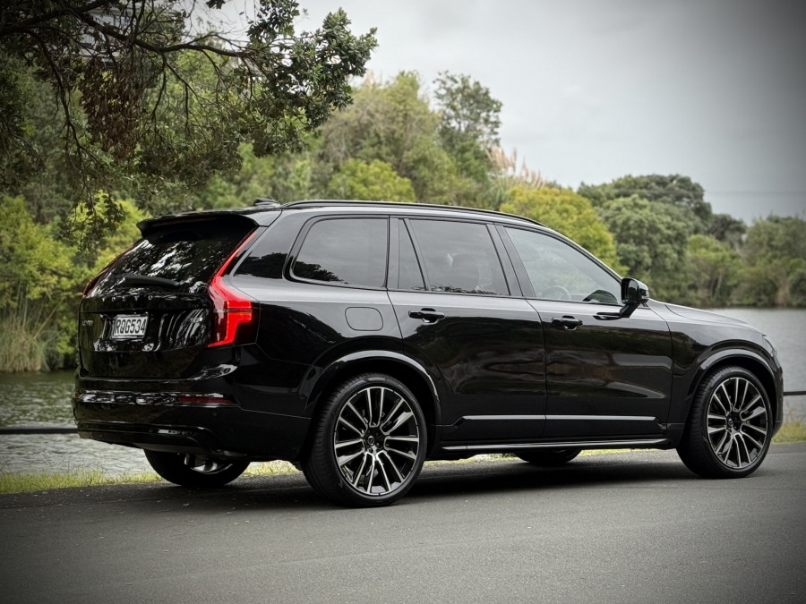 2026 Volvo XC90 L Series Ultra T8 Plug-in Hybrid Dark SUV Image 6