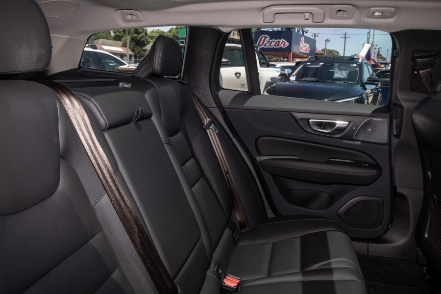 2024 Volvo V60 Cross Country Z Series Ultimate B5 Bright Wagon Image 9
