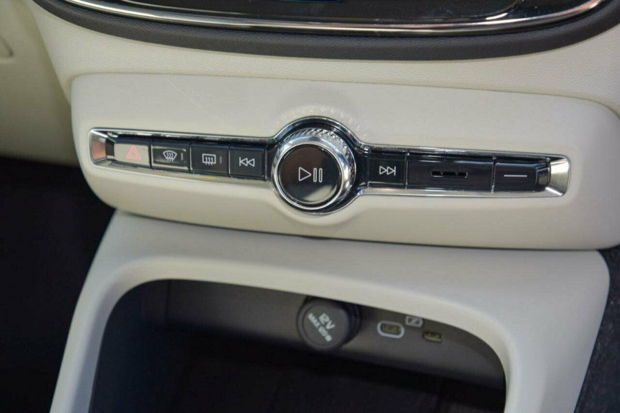 2024 MY25 Volvo XC40 XZ Ultra B4 Bright SUV Image 13