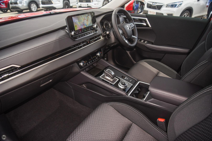 2024 Mitsubishi Outlander ZM LS SUV Image 7