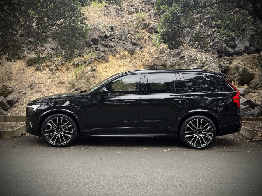 2026 Volvo XC90 L Series Ultra T8 Plug-in Hybrid Dark SUV Image 5