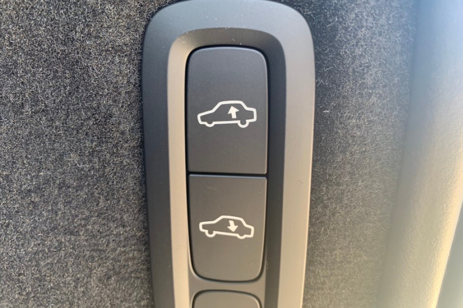 2020 Volvo XC90 L Series D5 R-Design Suv Image 19