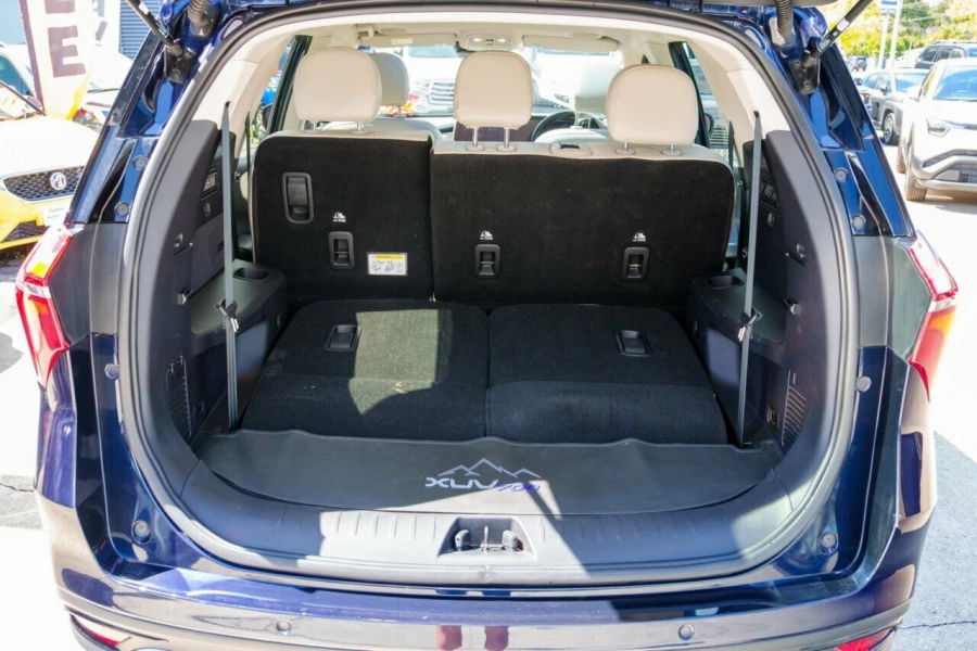 2024 Mahindra XUV700  AX7L SUV Image 8