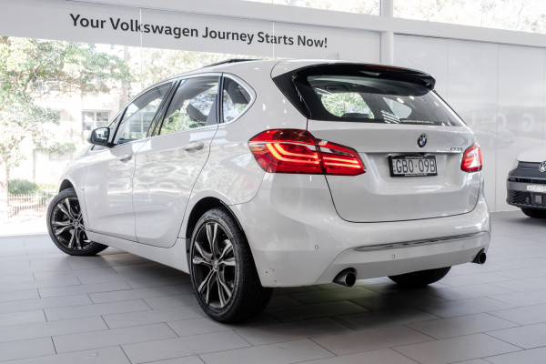 2015 BMW 2 Series 220i Sport Line Hatch Image 2
