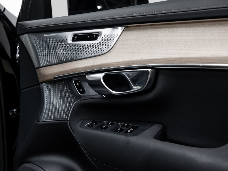 2025 Volvo XC90 L Series Ultra T8 Plug-In Hybrid SUV Image 10