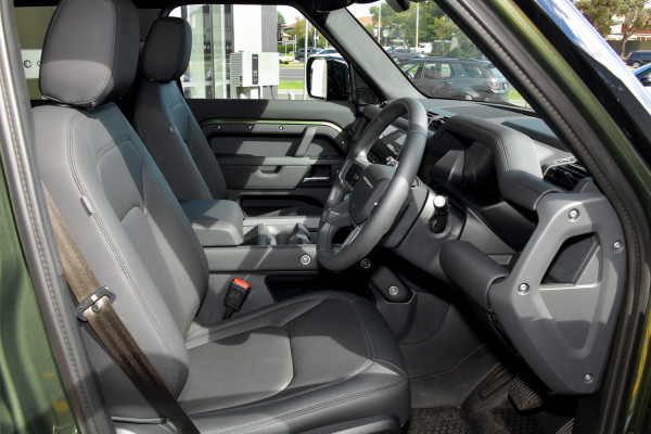 2026 Land Rover Defender L663 110 P425 X-Dynamic SE SUV image 4