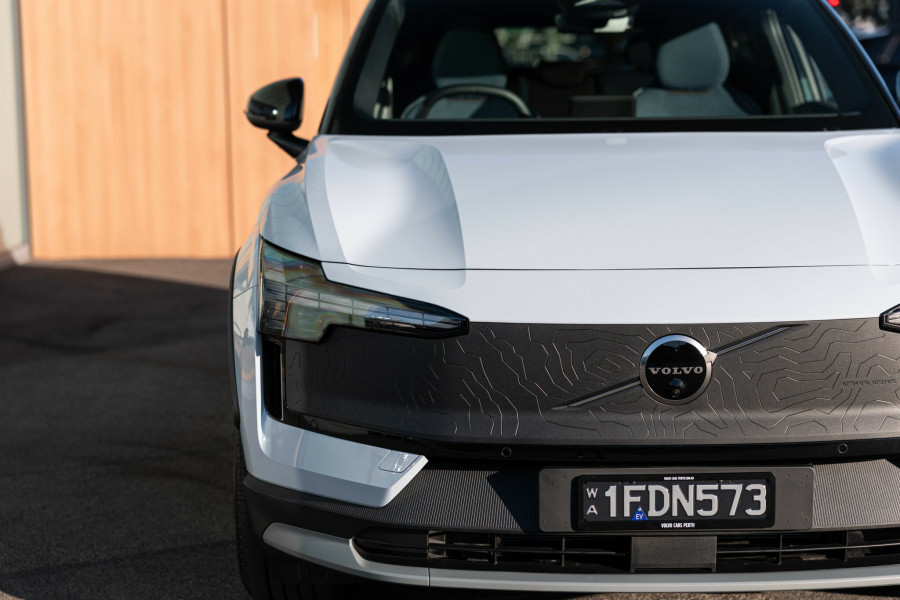 2026 Volvo EX30 Cross Country  Ultra Twin Motor Performance SUV Image 11