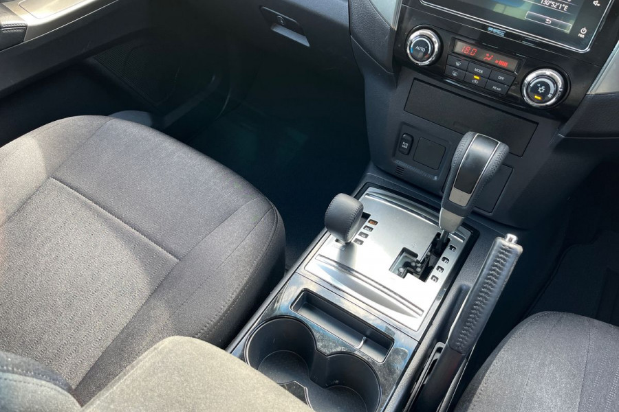 2017 Mitsubishi Pajero NX GLX SUV Image 17
